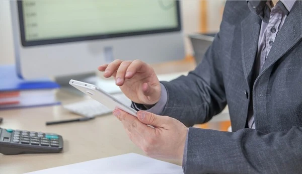 Які особливості звільнення від ПДB операцій з постачання товарів оборонного призначення